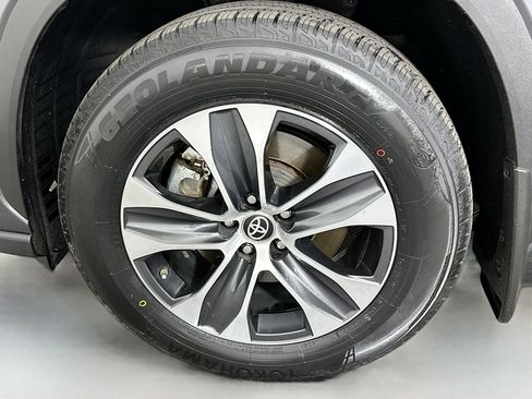 Used 2023 Toyota Highlander XLE AWD/4WD image 33