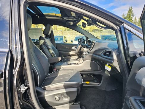 New 2026 Chrysler Pacifica Limited image 11