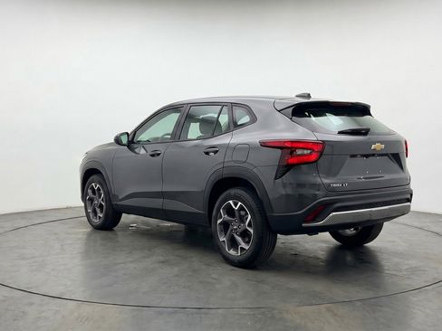 Used 2025 Chevrolet Trax LT FWD image 6