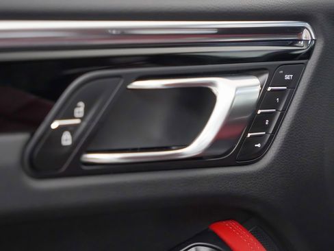 Used 2025 Porsche Macan image 22