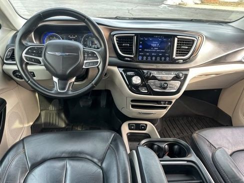 Used 2017 Chrysler Pacifica Touring-L image 28