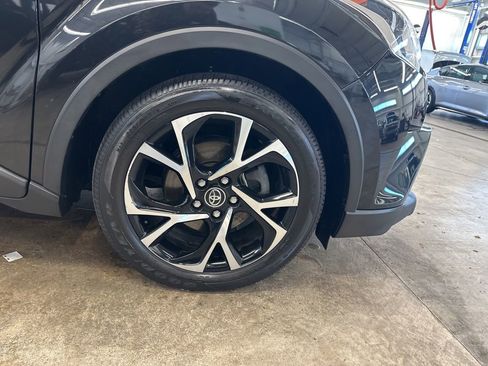 Used 2018 Toyota C-HR XLE FWD image 28