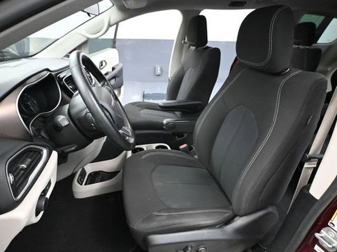 Used 2021 Chrysler Voyager LX image 23