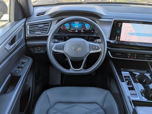 Certified 2024 Volkswagen Atlas Cross Sport SE w/ Panoramic Sunroof Package FWD image 17