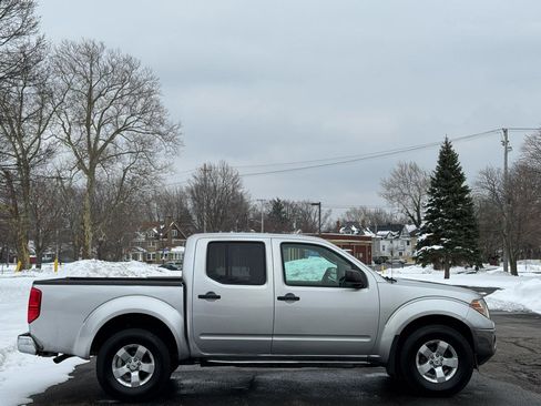 Used 2010 Nissan Frontier SE image 9