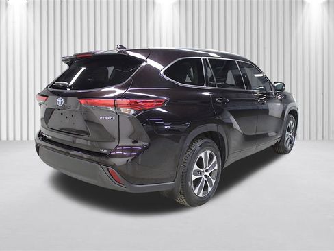 Used 2020 Toyota Highlander XLE AWD/4WD image 3
