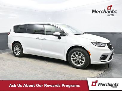 Used 2023 Chrysler Pacifica Touring-L