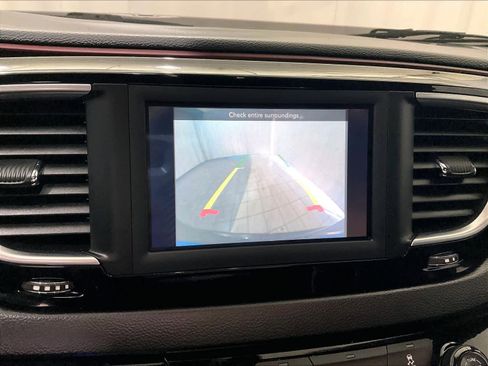 Used 2020 Chrysler Pacifica Touring-L image 20