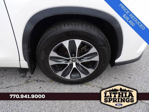 Used 2021 Toyota Highlander XLE AWD/4WD image 11