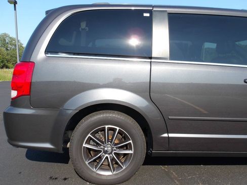 Used 2017 Dodge Grand Caravan SXT FWD image 32