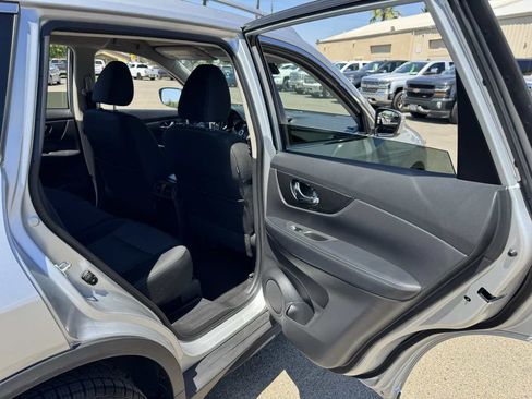 Used 2019 Nissan Rogue SV FWD image 16
