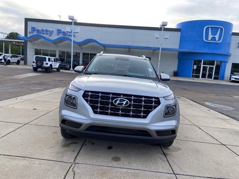Used 2025 Hyundai Venue SEL FWD image 3