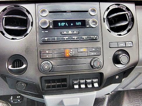 Used 2016 Ford F550 2WD Regular Cab Super Duty image 16