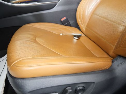 Used 2019 Toyota Avalon Limited image 11