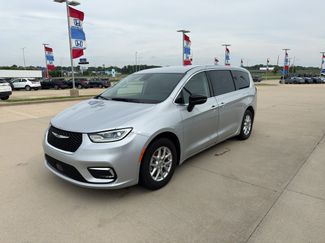 Used 2024 Chrysler Pacifica Touring-L FWD video 1