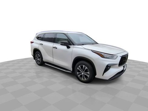 Used 2020 Toyota Highlander XLE image 2
