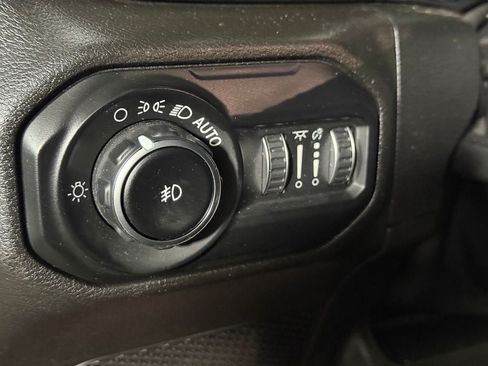 Used 2019 Jeep Wrangler Unlimited Sahara w/ Uconnect 4C Nav & Sound Group AWD/4WD image 18