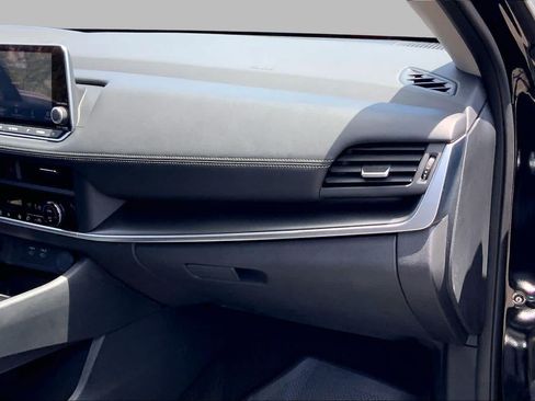 Used 2024 Nissan Rogue SV FWD image 18
