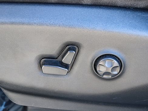 Used 2022 Chrysler Voyager LX image 24