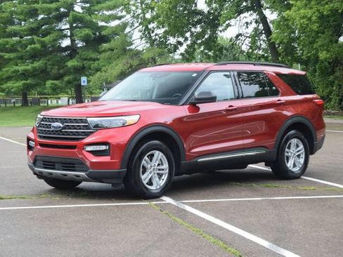 Used 2023 Ford Explorer XLT w/ Equipment Group 202A AWD/4WD image 22