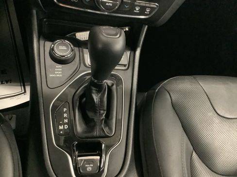 Used 2019 Jeep Cherokee Limited AWD/4WD image 16