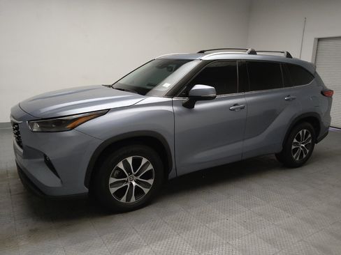 Used 2022 Toyota Highlander XLE FWD image 2