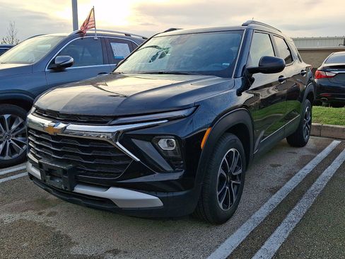 Used 2024 Chevrolet TrailBlazer LT FWD image 2