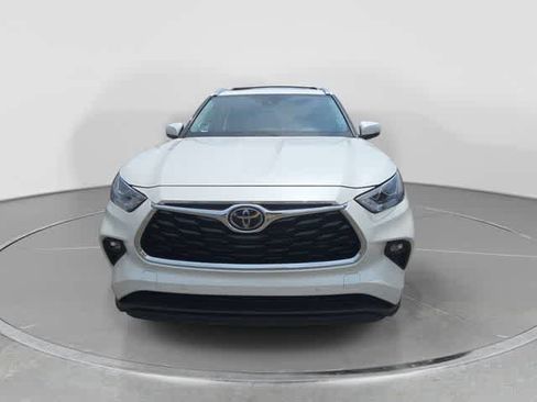 Used 2021 Toyota Highlander Limited FWD image 3