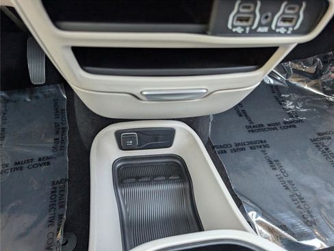 Used 2023 Chrysler Pacifica Touring-L FWD image 25