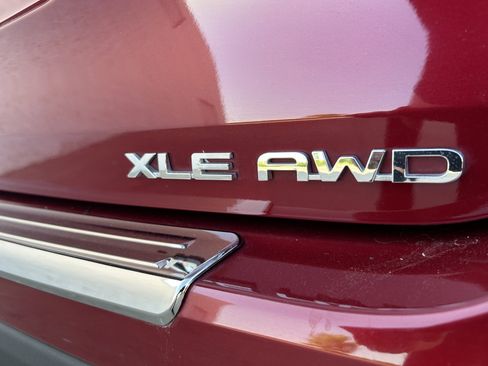 Used 2020 Toyota Highlander XLE AWD/4WD image 8