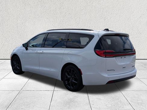 Used 2025 Chrysler Pacifica Limited FWD image 5