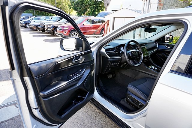 Used 2023 Jeep Grand Cherokee Laredo RWD image 36