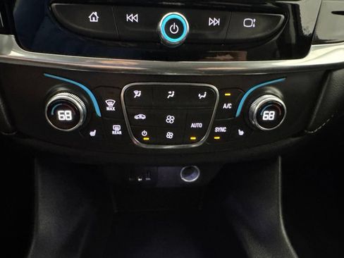 Used 2021 Chevrolet Traverse LT FWD image 35