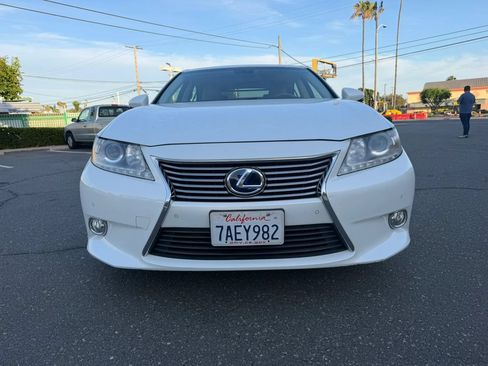 Used 2013 Lexus ES 300h w/ Luxury Pkg FWD image 2