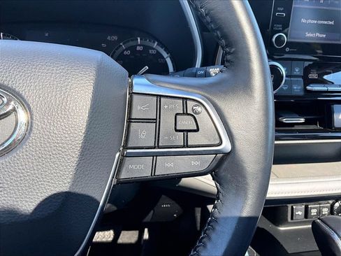 Used 2021 Toyota Highlander XLE AWD/4WD image 16