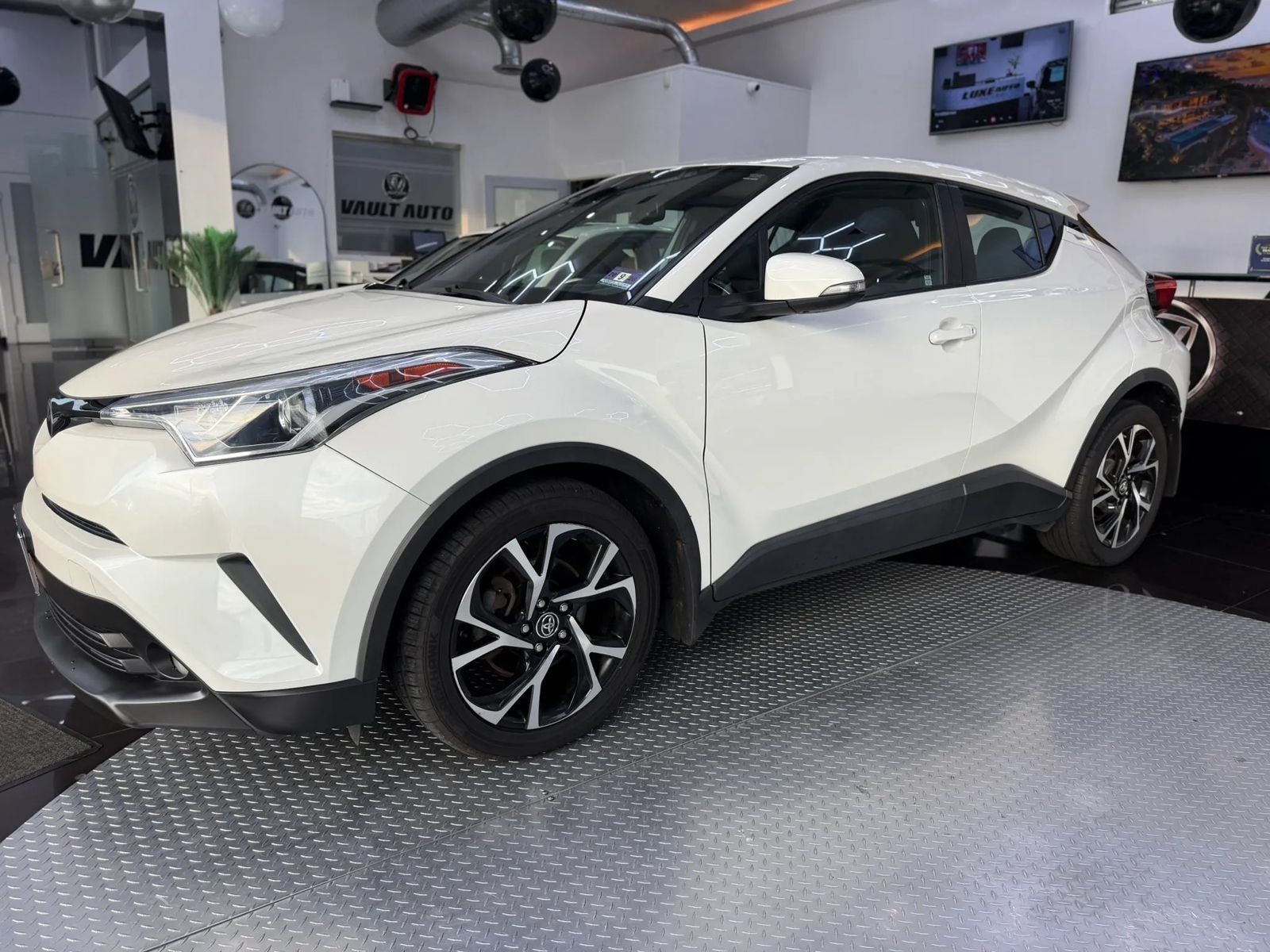 Used 2018 Toyota C-HR XLE FWD image 1