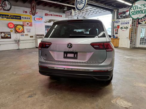 Used 2022 Volkswagen Tiguan SE image 3