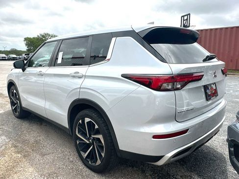 Used 2022 Mitsubishi Outlander SE FWD image 3