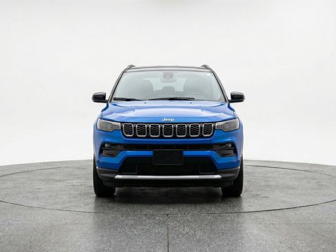 Used 2025 Jeep Compass Limited AWD/4WD image 2
