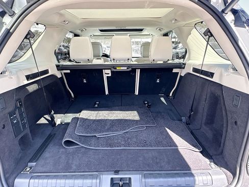 Used 2025 Land Rover Discovery S image 29