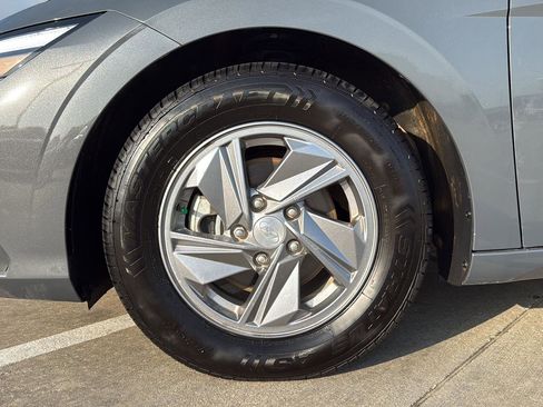 Used 2024 Hyundai Elantra SE FWD image 12