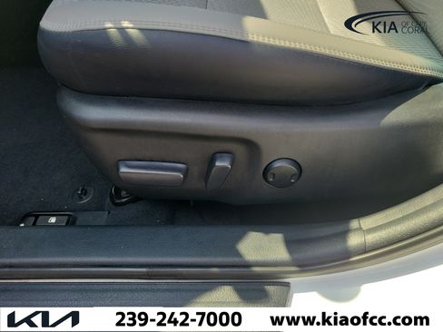 Used 2016 Toyota Camry SE w/ Moonroof Package FWD image 22