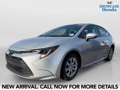 Used 2024 Toyota Corolla LE FWD image 2