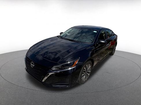 Used 2025 Nissan Altima 2.5 SV image 3