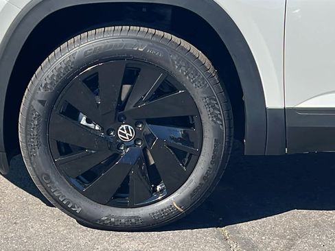 New 2026 Volkswagen Atlas SE image 9