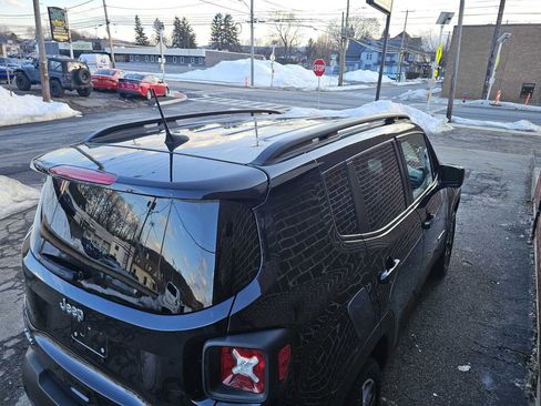 Used 2018 Jeep Renegade Latitude w/ Cold Weather Group image 18