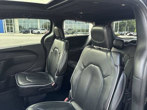 Used 2025 Chrysler Pacifica Limited FWD image 25