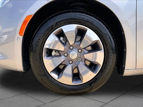 Used 2019 Chrysler Pacifica Limited w/ Advanced Safetytec Group FWD image 11