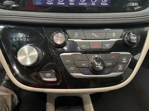 Used 2018 Chrysler Pacifica Limited FWD image 14