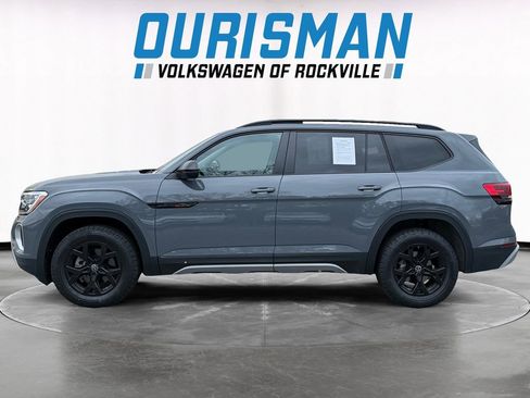 Used 2025 Volkswagen Atlas Peak Edition SE image 3